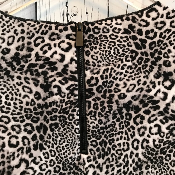 Vince Camuto Animal Print Short Sleeve Top Size M - Picture 3 of 5